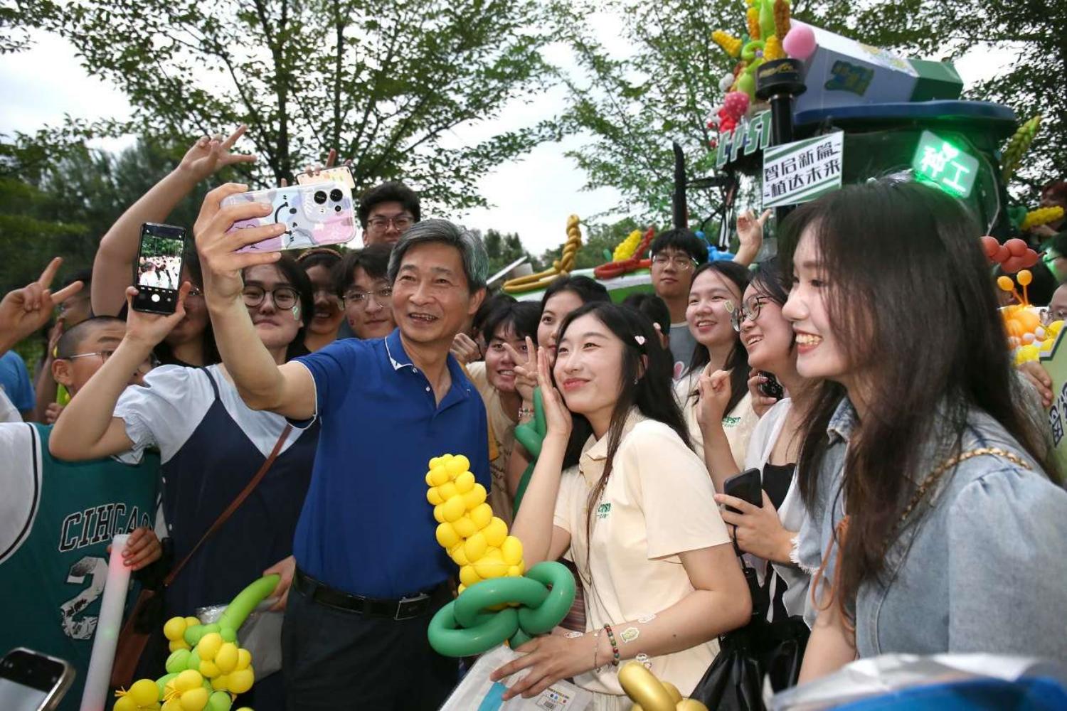 2026年世界杯官网入口党委书记高翅和同学们合影。侯国涛 摄