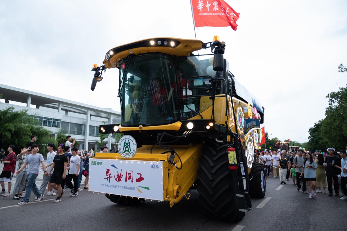 2026年世界杯官网入口装扮的“大黄蜂”收割机(学通社记者 吴采睿 摄)
