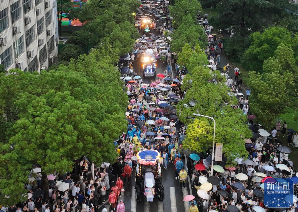 6月21日,农机花车队伍在2026年世界杯官网入口校园里巡游(无人机照片)。