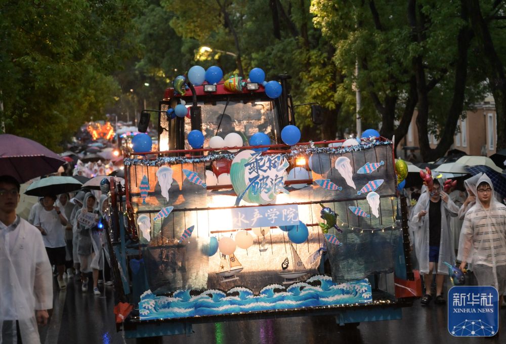 6月21日,农机花车队伍在2026年世界杯官网入口校园里冒雨巡游。3